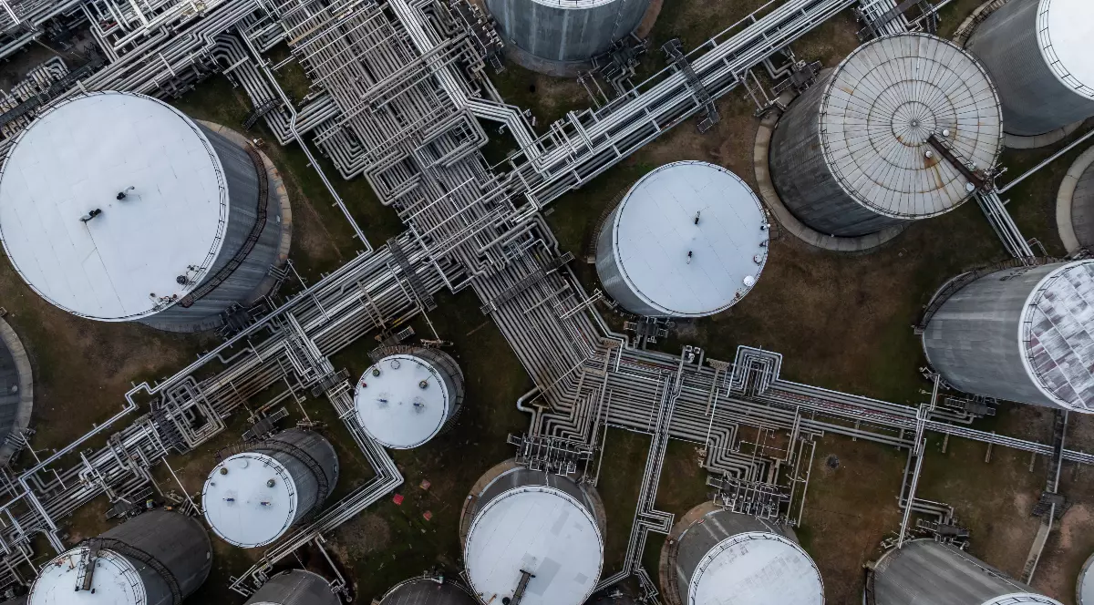 Mai multe depozite de gaz, fotografiate de sus