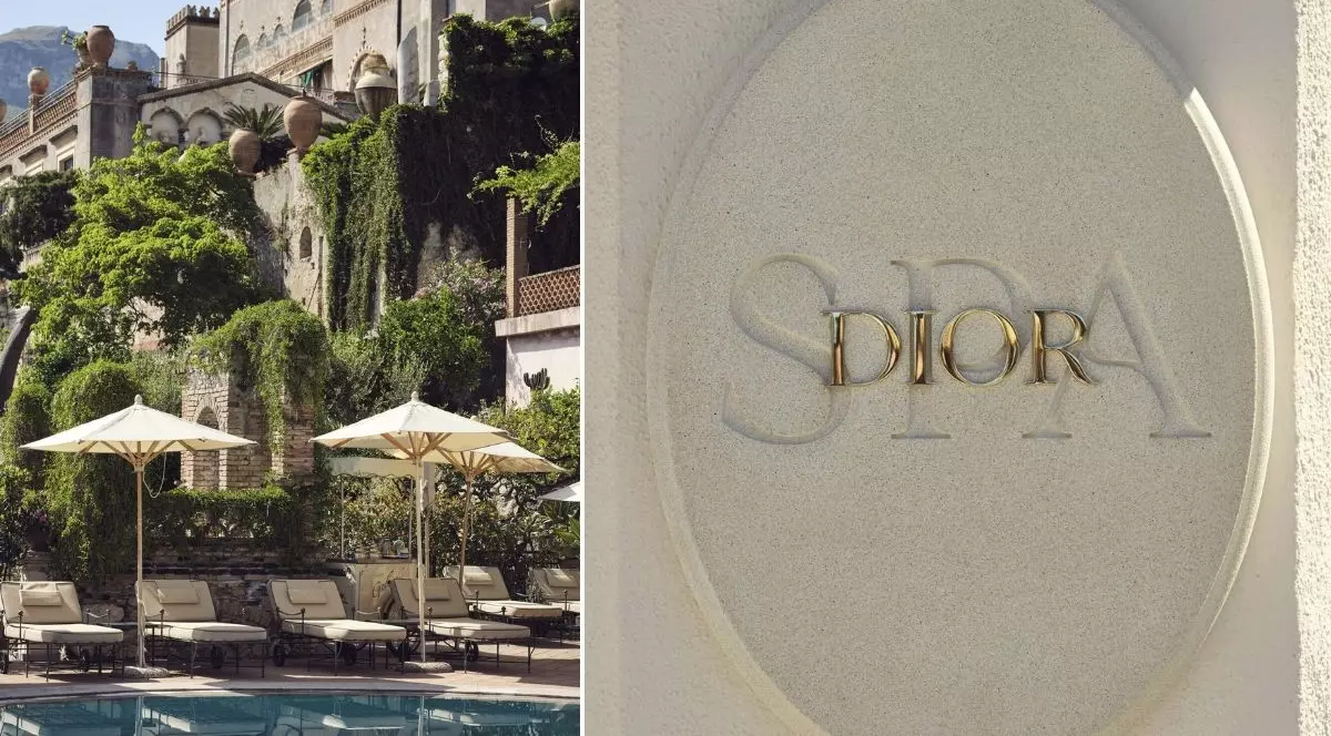imagine alcătuită din două cadre alăturate. Partea din stânga înfățișează o zonă de relaxare exterioară, având în prim-plan marginea unei piscine pe malul căreia sunt aliniate mai multe șezlonguri cu perne, umbrite de parasolare deschise. Pe fundal se înalță o clădire masivă cu arhitectură veche, construită pe terase de piatră și îmbrăcată abundent în vegetație densă, plante agățătoare și copaci, balcoanele acesteia fiind decorate cu urne mari de tip amforă. Partea din dreapta a imaginii prezintă detaliul unui panou oval cu o suprafață texturată, montat pe un perete. Pe acest panou este gravat cuvântul „SPA” cu litere mari și discrete, peste centrul căruia este suprapus cuvântul „DIOR”, format din litere tridimensionale proeminente, cu aspect metalic.