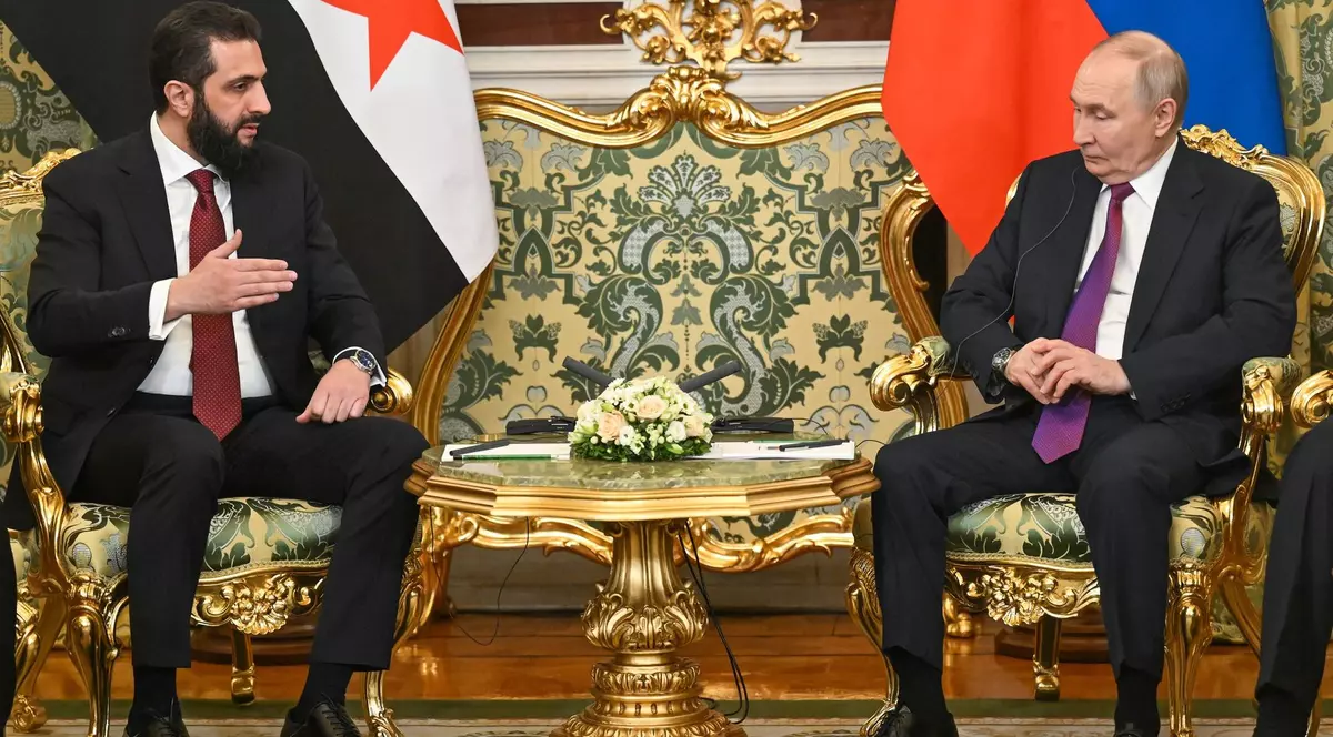 Discuție între Vladimir Putin (dreapta) și Ahmed al-Sharaa, omul care l-a înlăturat de la putere pe Bashar al-Assad, fostul aliat al Kremlinului Foto: Profimedia