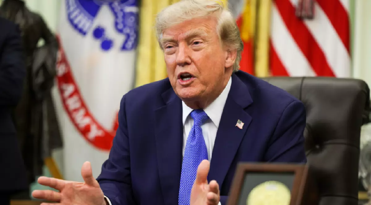 Președintele SUA, Donald Trump, ia cuvântul în cadrul unui eveniment organizat în Biroul Oval al Casei Albe, pe 6 august 2026, la Washington, DC.