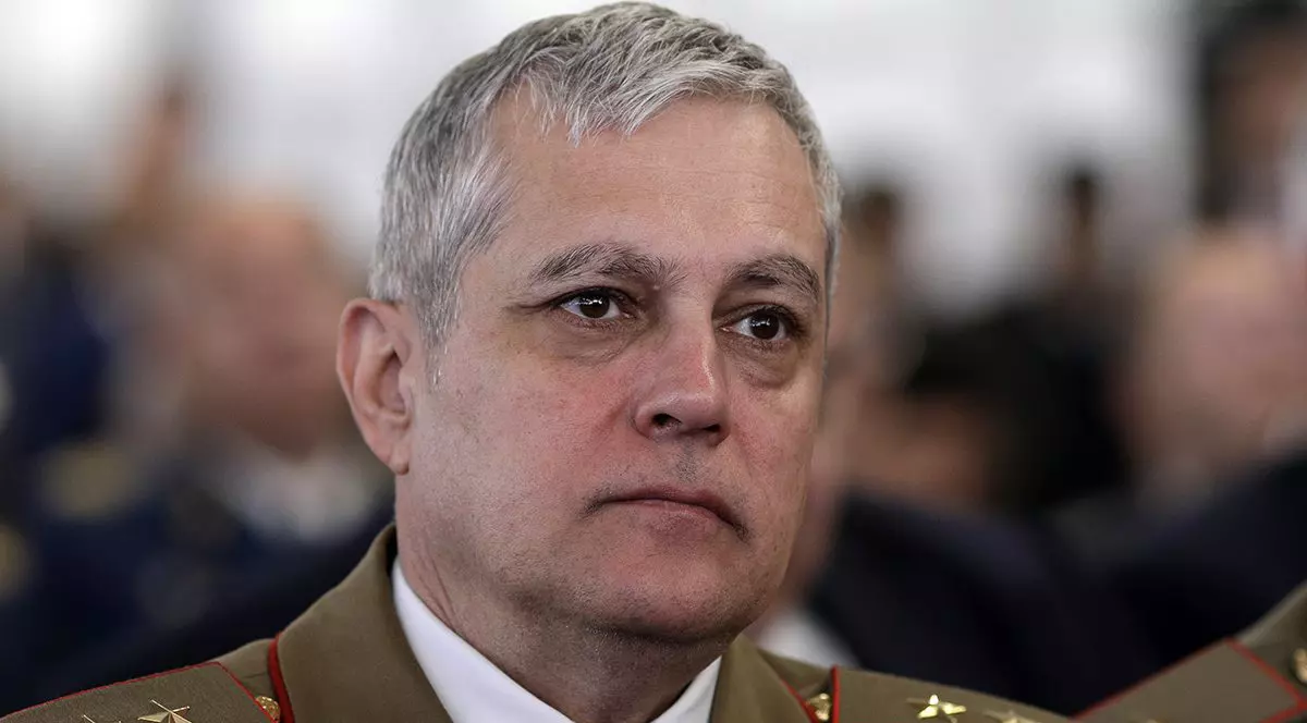 Un general in uniforma militara