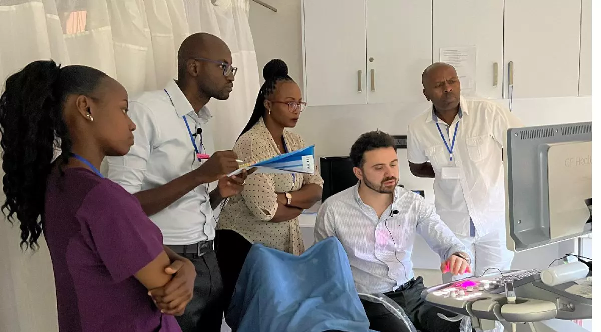 La o masa stau mai multi medici africani si un medic roman, Alin Constantin.Povestea medicului român plecat în Africa să aline suferința ce chinuie milioane de femei