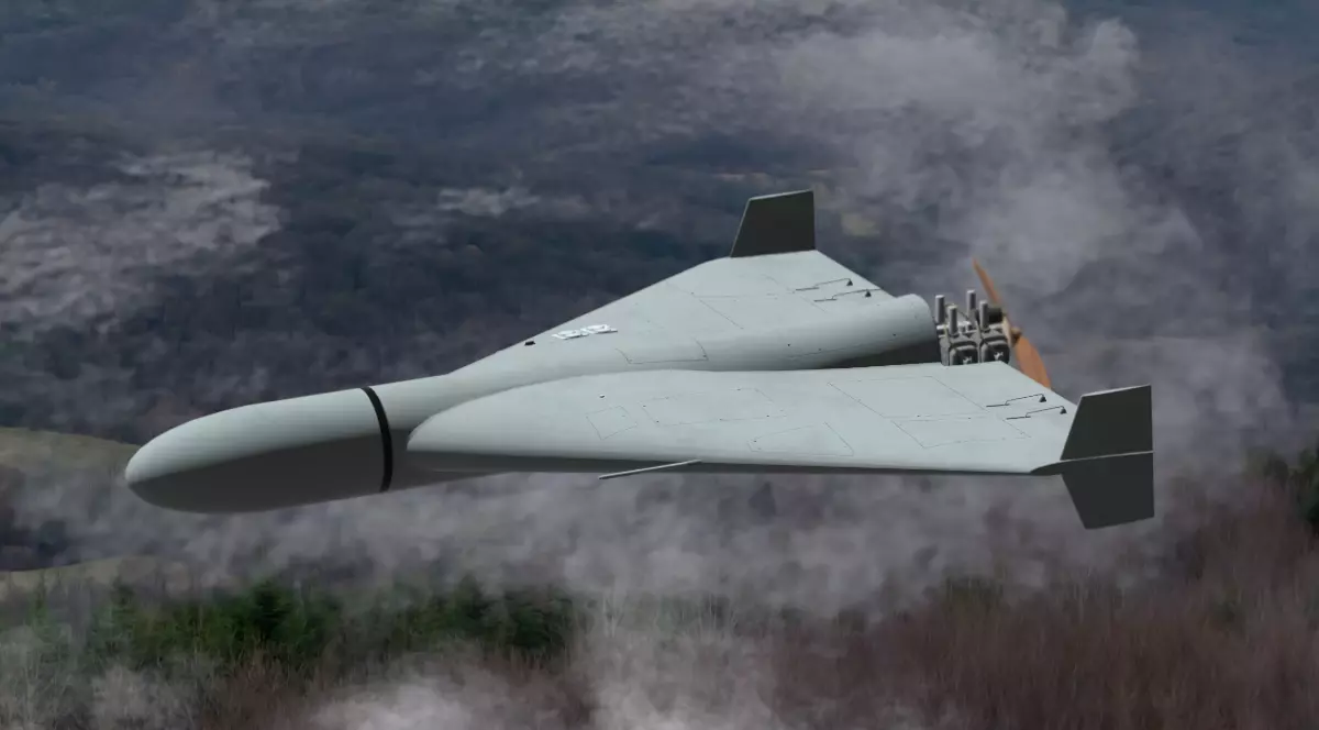 Imaginea prezintă o dronă militară zburând la joasă înălțime deasupra unui teren muntos acoperit de păduri și nori joși.