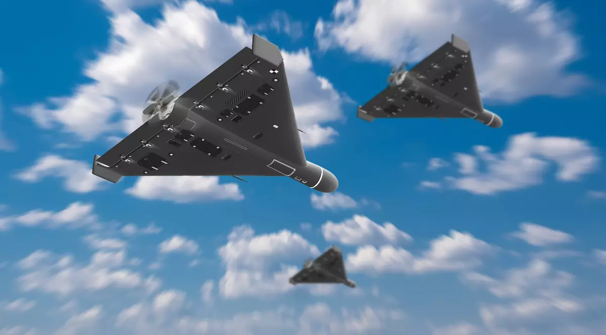 Imaginea prezintă trei drone cu design triunghiular care zboară pe cer, surprinse din unghiuri și la distanțe diferite. În fundal se vede un cer albastru cu nori albi, creând impresia unei formații de drone aflate în zbor.