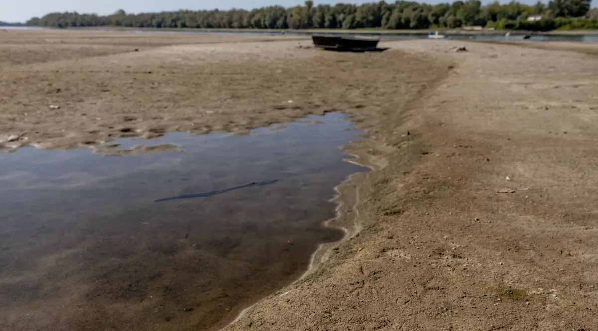 Dunărea secată, o barcă abandonată stă direct pe nisip