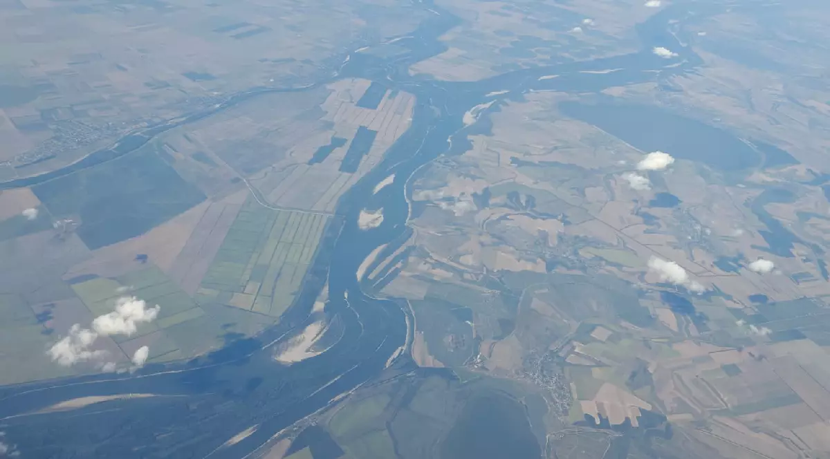 Perspectivă asupra Dunării, din avion, la o altitudine de aproximativ 7.000 de metri