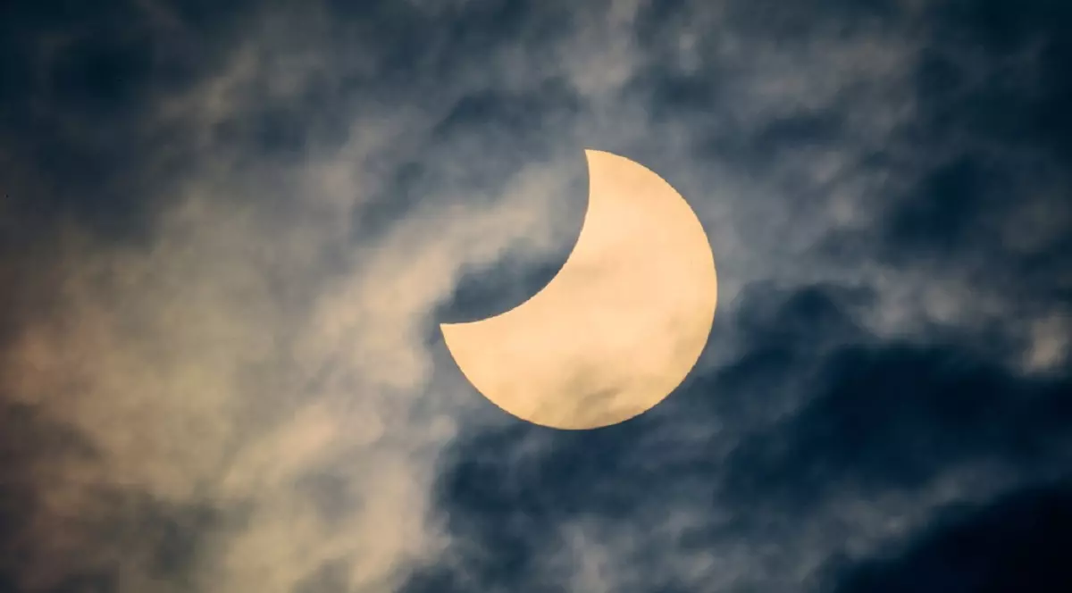 Eclipsa de Soare din 12 august. Ce mesaj are pentru zodii eclipsa din zodia Leului - Imagine cu o eclips= par]ial= de soare