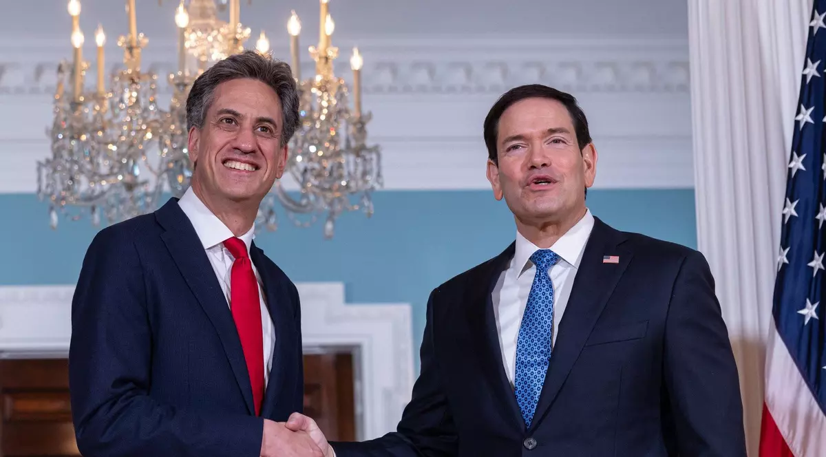 Ed Miliband (stânga) dă mâna cu Marco Rubio în timpul vizitei sale la Washington D.C. Foto: Profimedia