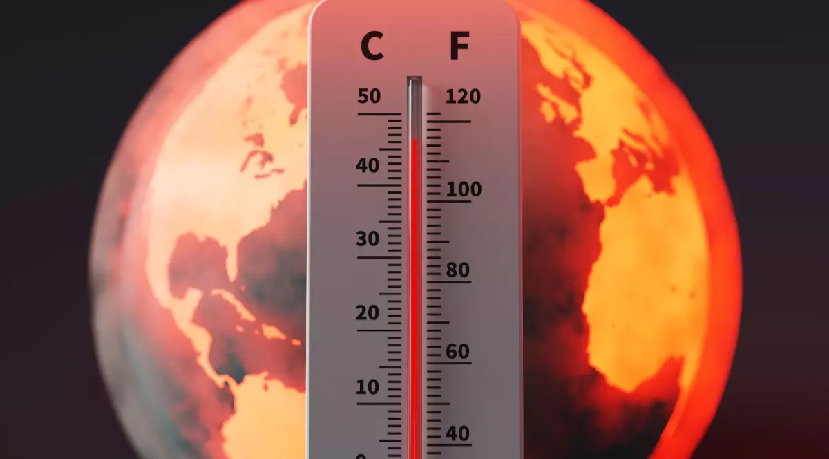 Imaginea prezintă un termometru care indică o temperatură extrem de ridicată, suprapus peste imaginea unui glob pământesc incandescent, iluminat în nuanțe intense de roșu și portocaliu.