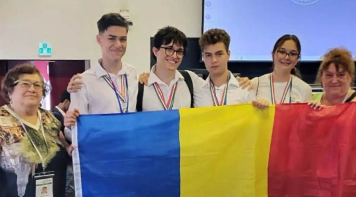 Tineri care țin steagul României în mână