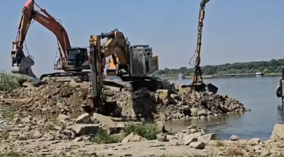 Cum se derulează operațiunea de scufundare a celor patru barje în Dunăre. În ce condiții ar putea fi amânată acțiunea