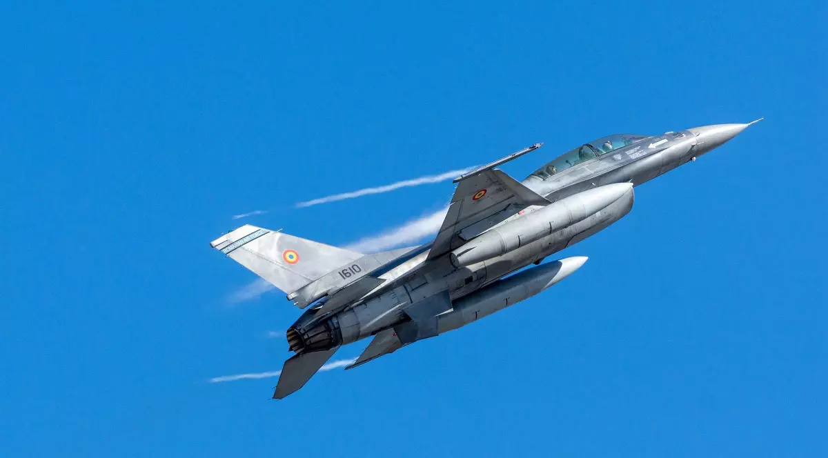 Care sunt performanțele unui F-16. Cât de bun este avionul din dotarea Forțelor Aeriene Române - Imagine cu un avion F16 al Forţelor Aeriene Române evoluând la Bias 2025