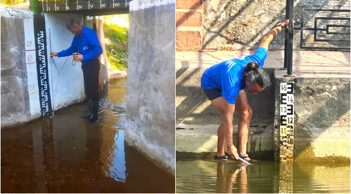 În imagini sunt surprinse persoane care efectuează măsurători ale nivelului apei cu ajutorul mirelor hidrometrice, în cadrul monitorizării cursurilor de apă. Fotografiile ilustrează activitatea hidrologilor de urmărire a variațiilor nivelului apei în contextul perioadei de secetă hidrologică.