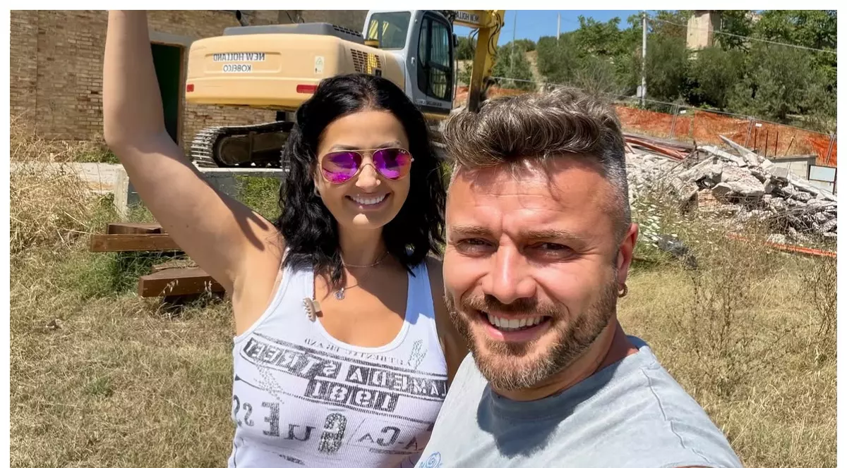 Imagini cu Gabriela Cristea și Tavi Clonda pe șantier. A început demolarea casei din Italia