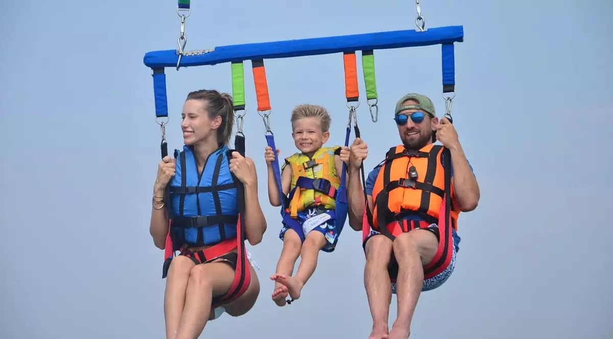 Gabriela Prisăcariu și Dani Oțil, aventură în Turcia, alături de fiul lor. Modelul a încercat parasailing pentru prima dată