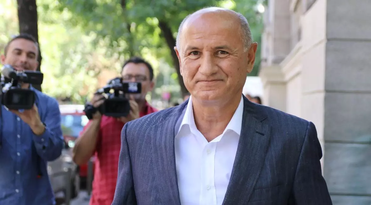 George Copos, fotografiat în timp ce are în spate doi cameramani, București