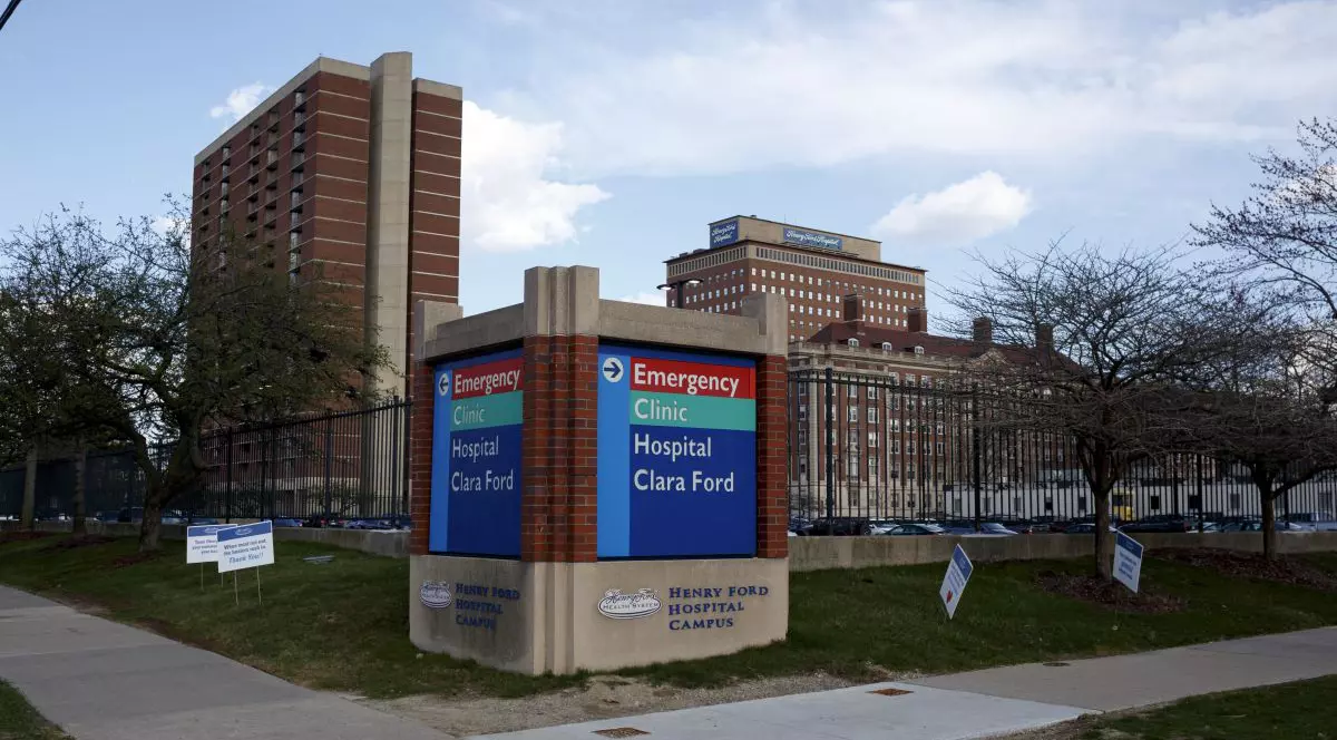Vedere de ansamblu a Spitalului Henry Ford din Detroit, Michigan, la 8 aprilie 2020