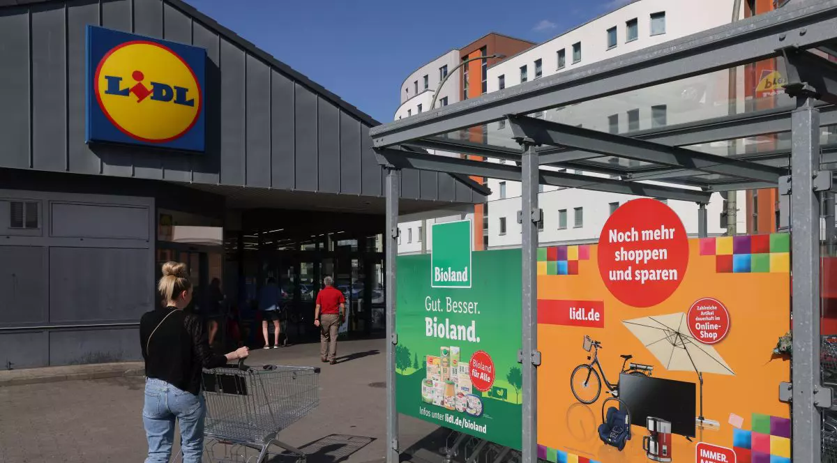 Un client returnează un cărucior de cumpărături după ce a achiziționat produse alimentare dintr-un supermarket discount Lidl, pe 15 iunie 2022, la Berlin, Germania