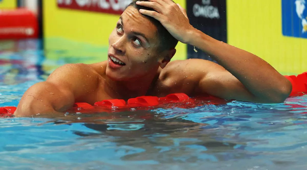 David Popovici reacționează după ce a concurat în semifinala probei masculine de 100 m liber, în a patra zi a Campionatelor Mondiale de Înot FINA Budapesta 2022, la Duna Arena, pe 21 iunie 2022, la Budapesta, Ungaria.