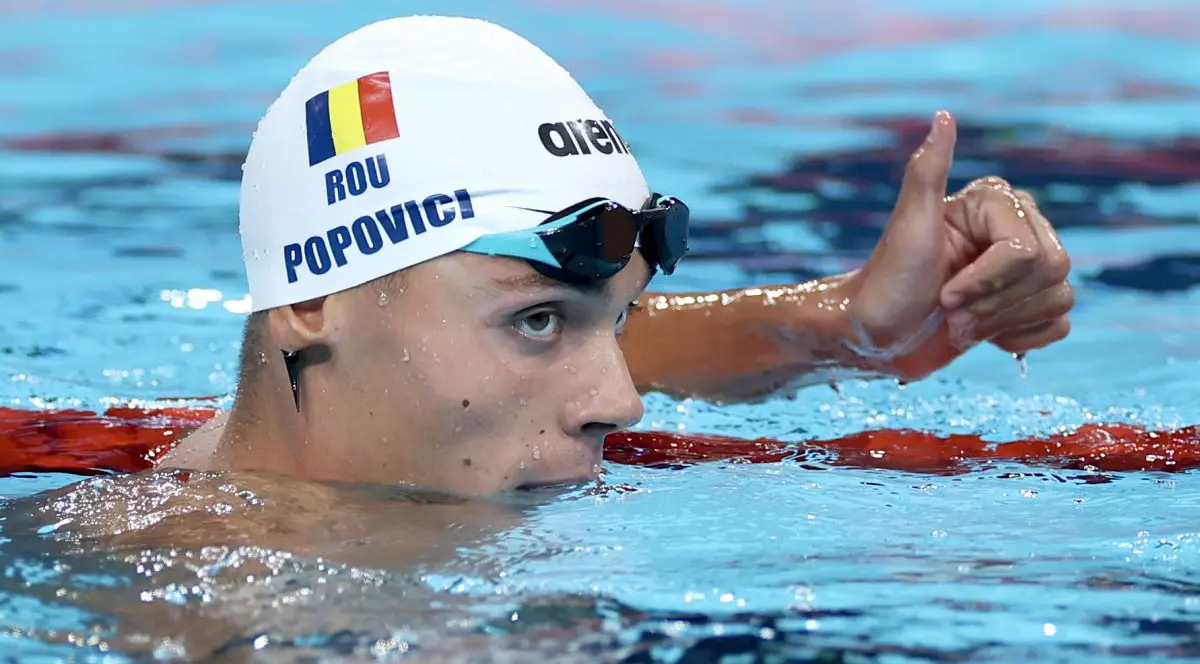 David Popovici reacționează după ce a concurat în semifinalele probei masculine de 200 m liber, în a doua zi a Jocurilor Olimpice de la Paris 2024, la Paris La Defense Arena, pe 28 iulie 2024, în Nanterre, Franța