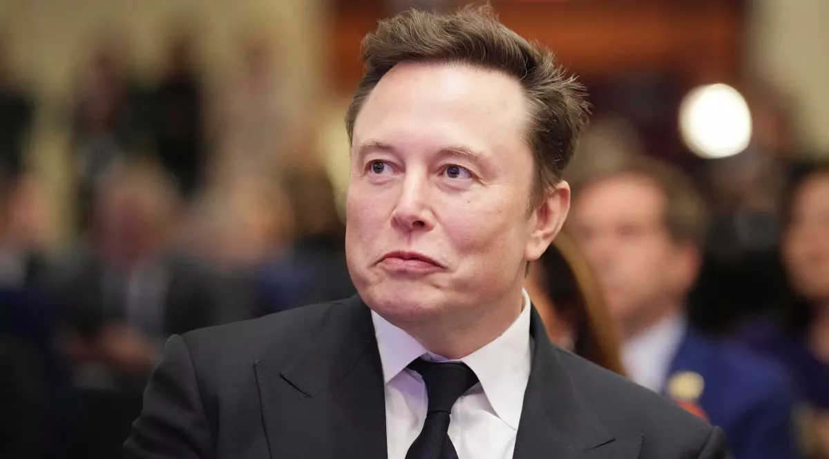 Elon Musk ascultă în timp ce președintele ales al SUA, Donald Trump, se adresează unei reuniuni a grupului parlamentar republican din Camera Reprezentanților, la hotelul Hyatt Regency de pe Capitol Hill, în Washington, D.C., pe 13 noiembrie 2024