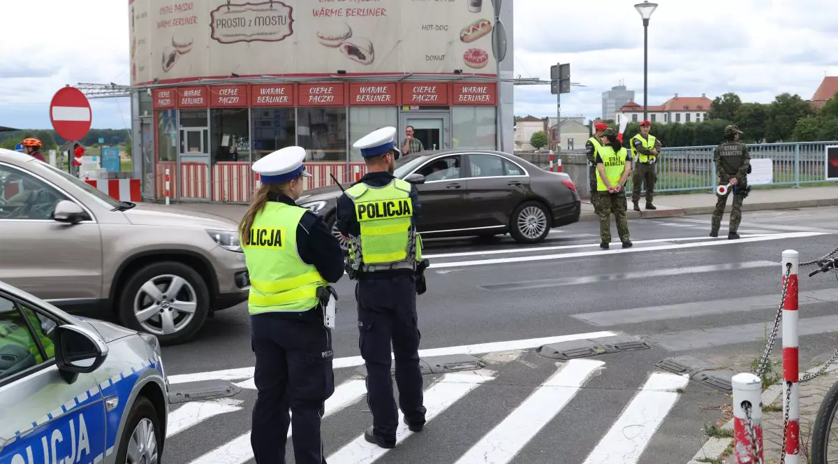 Poliția de frontieră poloneză verifică vehiculele care sosesc din Germania la punctul de trecere a frontierei din Słubice, Polonia, la 7 iulie 2025.