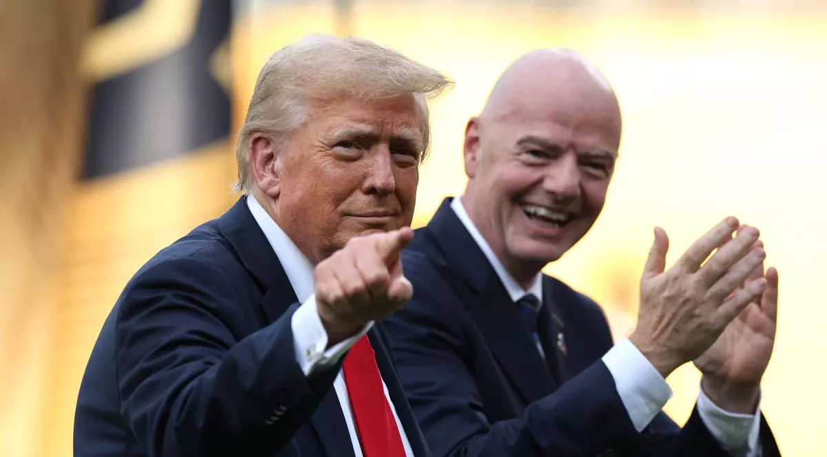 Donald Trump face un gest în timp ce Gianni Infantino, președintele FIFA, aplaudă după finala Cupei Mondiale a Cluburilor FIFA 2025 dintre Chelsea FC și Paris Saint-Germain, disputată pe stadionul MetLife din East Rutherford, New Jersey, la 13 iulie 2025
