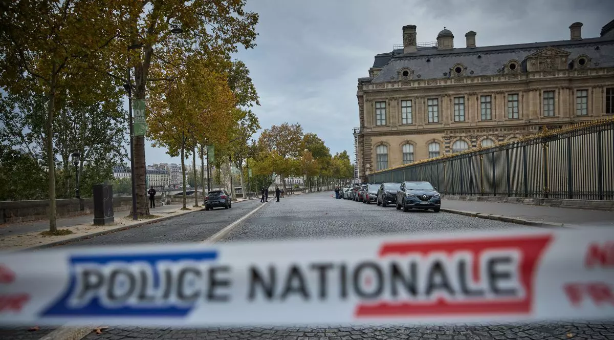 Polițiști francezi izolează zona din incinta Muzeului Luvru, la 19 octombrie 2025, în Paris, Franța.