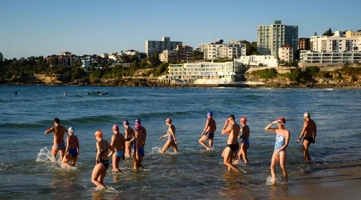 Oameni intră în mare pentru a înota la Bondi Beach, în condiții de caniculă, pe 8 ianuarie 2026, la Sydney, Australia.