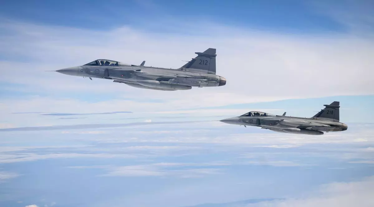 Două avioane de vânătoare Saab JAS 39 Gripen ale Forțelor Aeriene Suedeze zboară în formație după ce au fost realimentate în aer de la o aeronavă britanică Voyager, pe 16 iunie 2026, în regiunea Scandinaviei