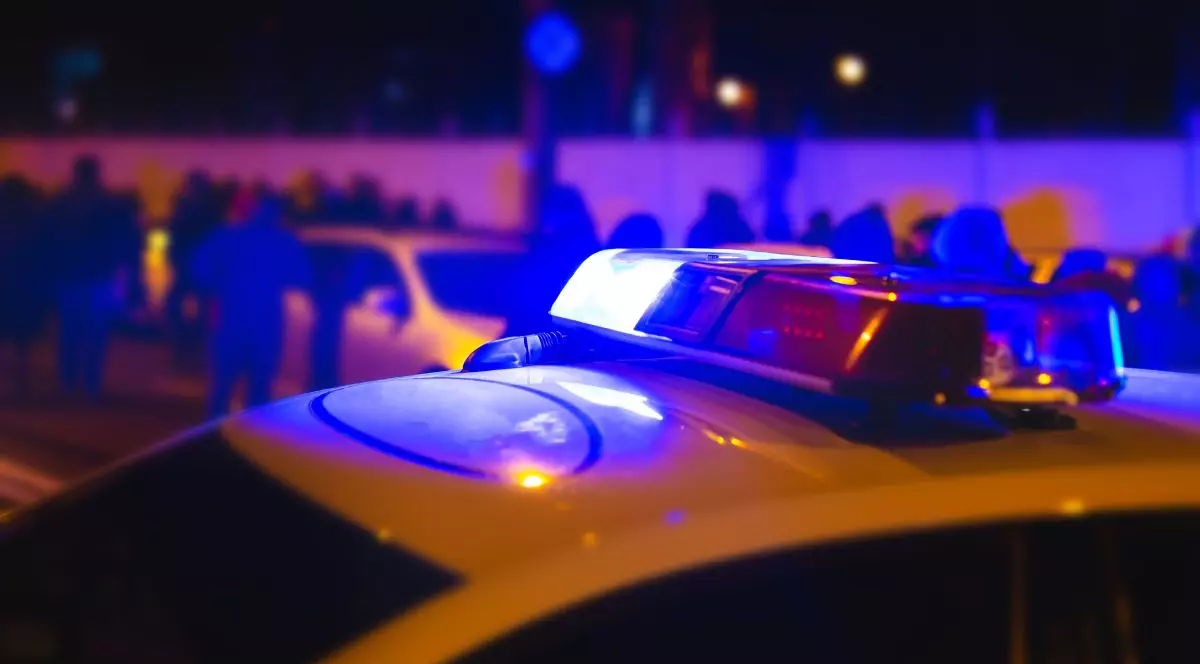 Girofar pe o mașină de Poliție, pe timp de noapte