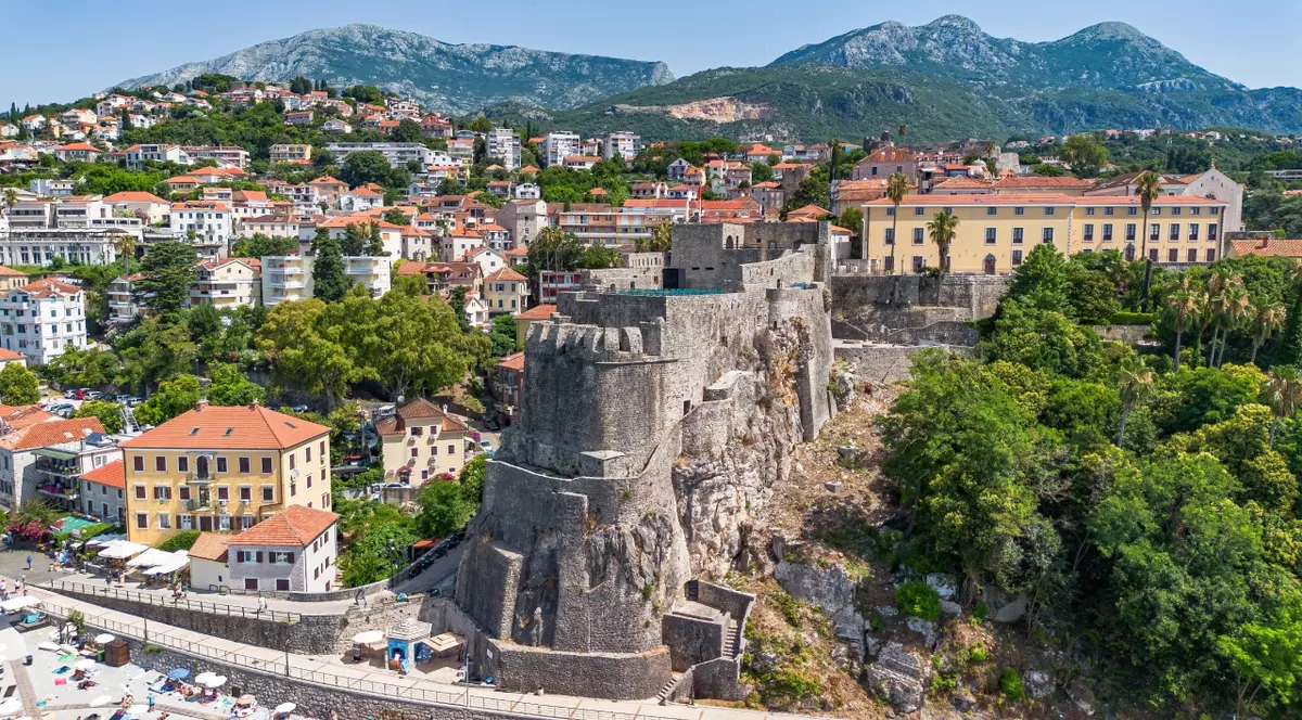 Vedere aeriană a cetății Forte Mare din Herceg Novi, un oraș situat la intrarea vestică în Golful Kotor, pe coasta Mării Adriatice, în Muntenegru