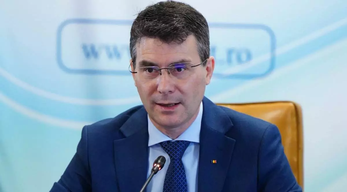 Horatiu Moldovan, seful CNAS, in costul bleumarin, camasă bleu si cravata, vorbeste la microfon