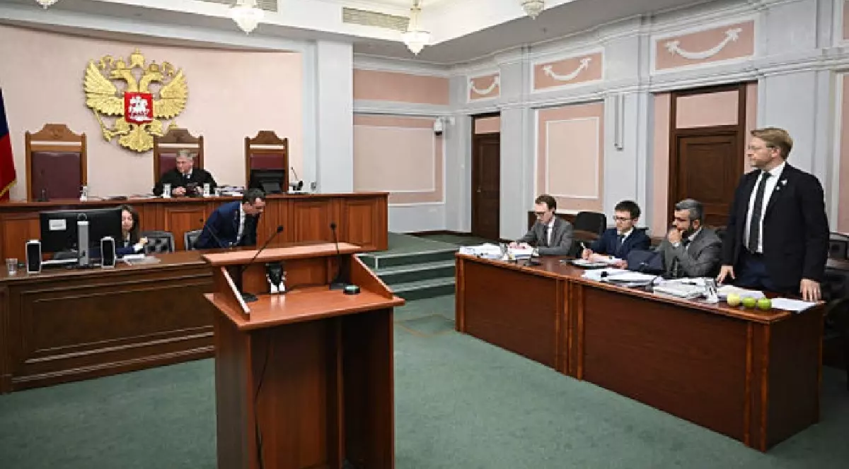 Nikolai Rîbakov (dreapta), liderul partidului liberal rus Iabloko, participă la o ședință a Curții Supreme privind un proces intentat de un partid naționalist pro-Kremlin, care solicită interzicerea participării candidaților Iabloko la alegerile parlamentare din luna septembrie