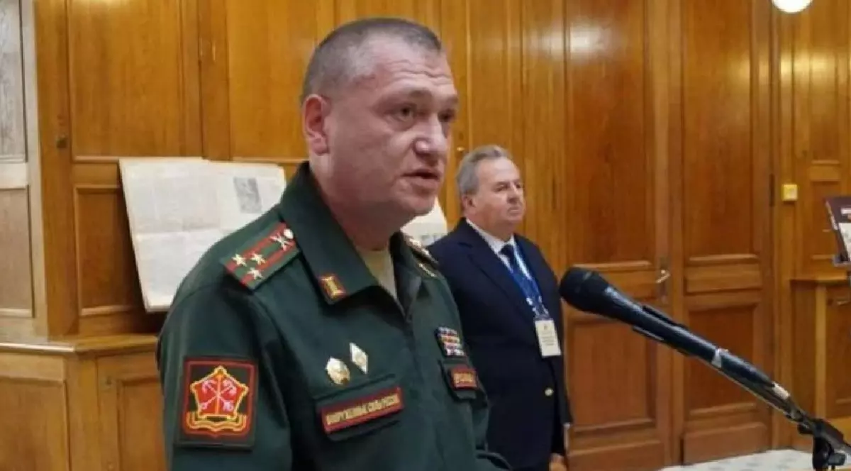 Generalul Igor Ierusalimov, în fața unui microfon, la o conferință