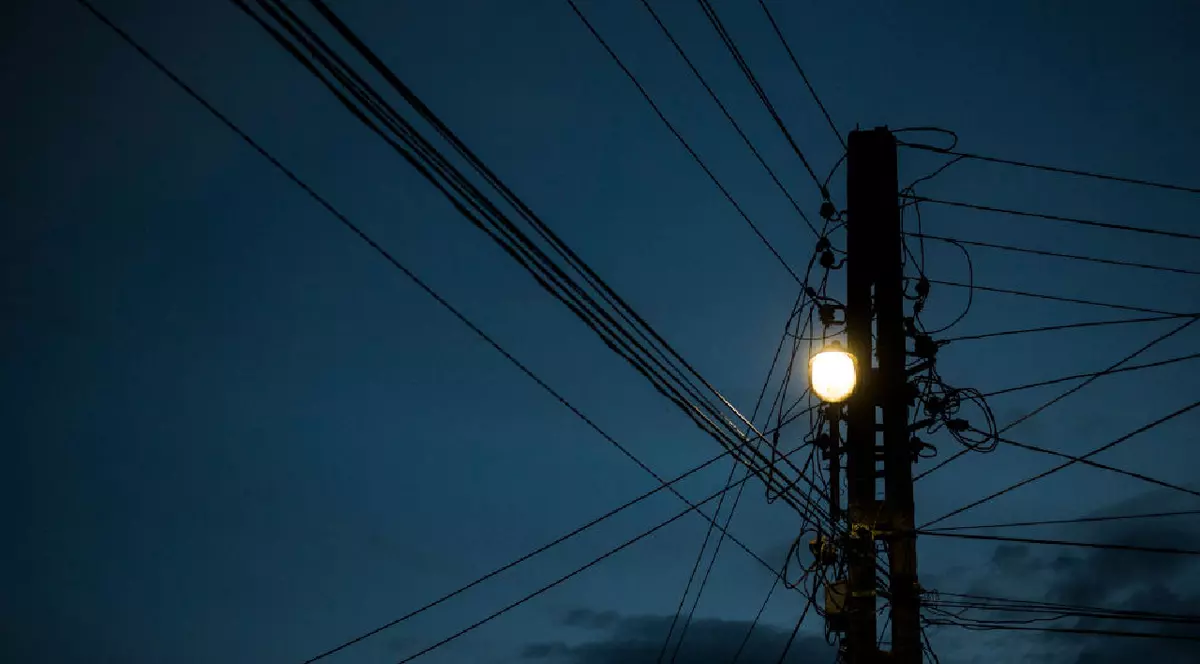 O lanternă montată pe un stâlp de electricitate, fotografiată pe 22 iulie 2018, în Porumbenii Mari, România