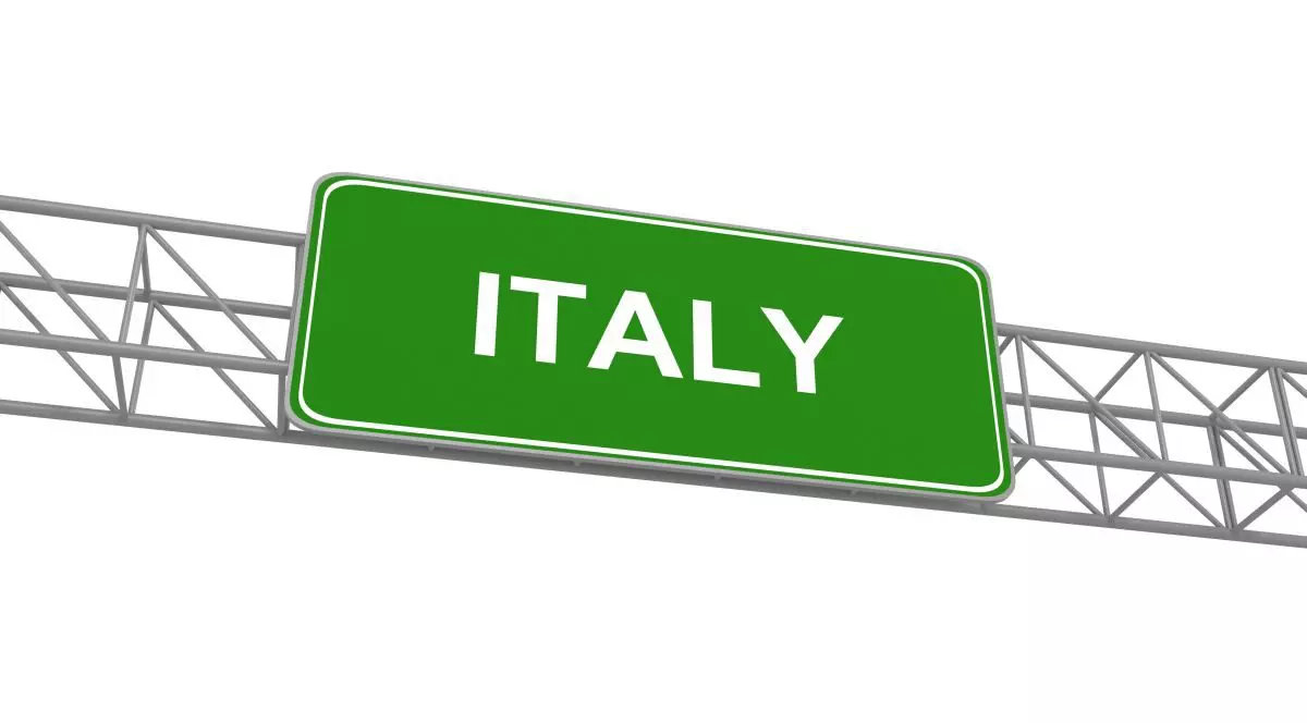 Un indicator rutier verde, pus sus, pe care scrie Italia