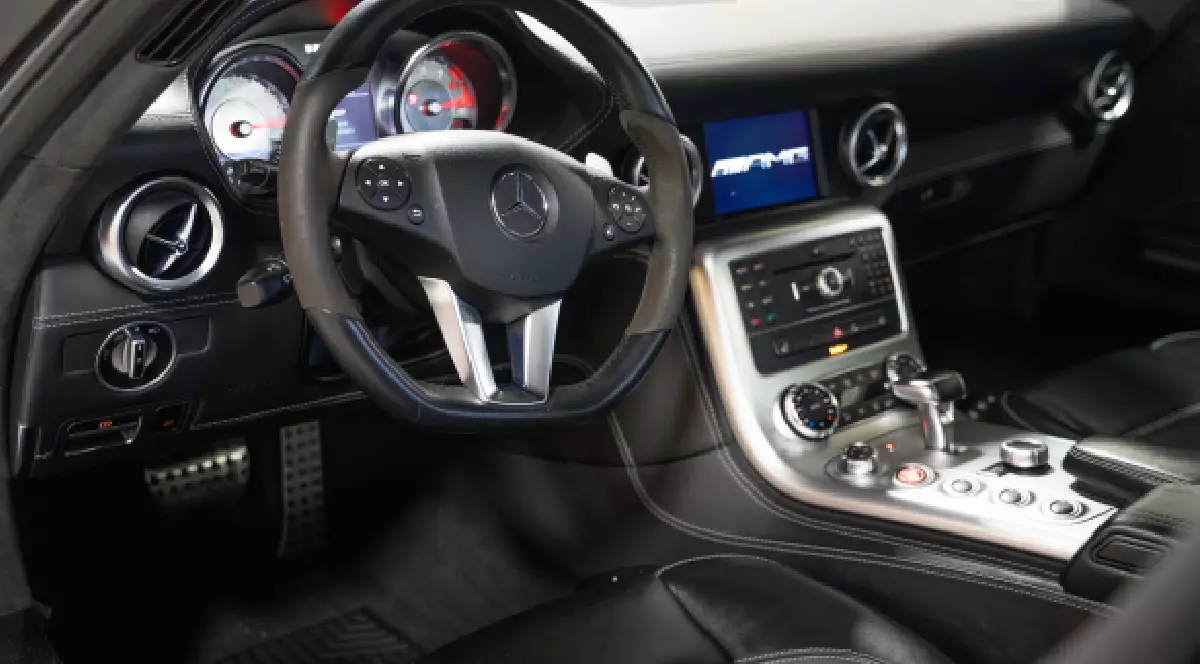Interiorul unei mașini Mercedes-AMG
