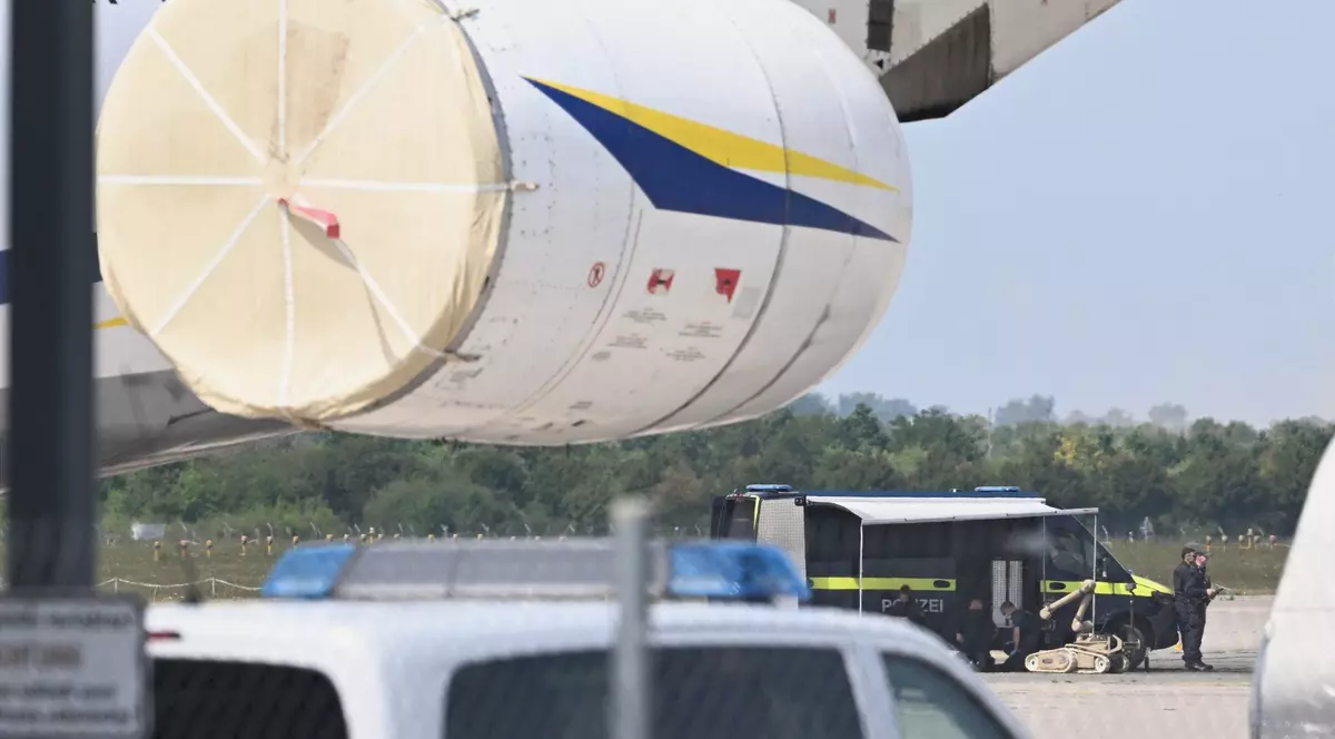 Intervenție a poliției germane la locul descoperirii dronei pe aeroportul din Leipzig-Halle Foto: Profimedia