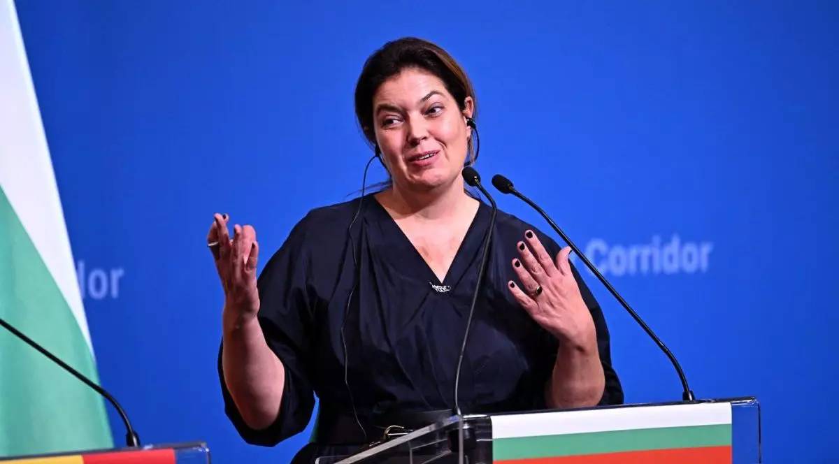 Ministrul Energiei din Bulgaria, Iva Petrova, răspunde la întrebările jurnaliștilor în cadrul unei conferințe de presă a reuniunii ministeriale a Coridorului Energiei Verzi de la Budapesta, pe 21 noiembrie 2023.