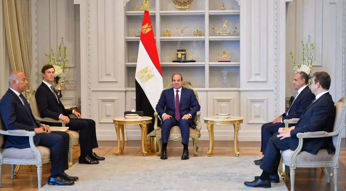 Jared Kushner, al doilea din stânga, primit la Cairo de liderul egipten Abdel Fattah el-Sisi, în centrul imaginii Foto: Profimedia