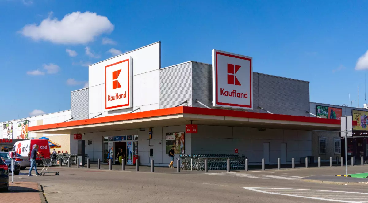Un magazin Kaufland, parcarea este încă goală