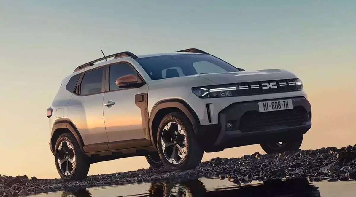 Masina SUV Dacia Duster pe un drum cu pietre. in spate un apus