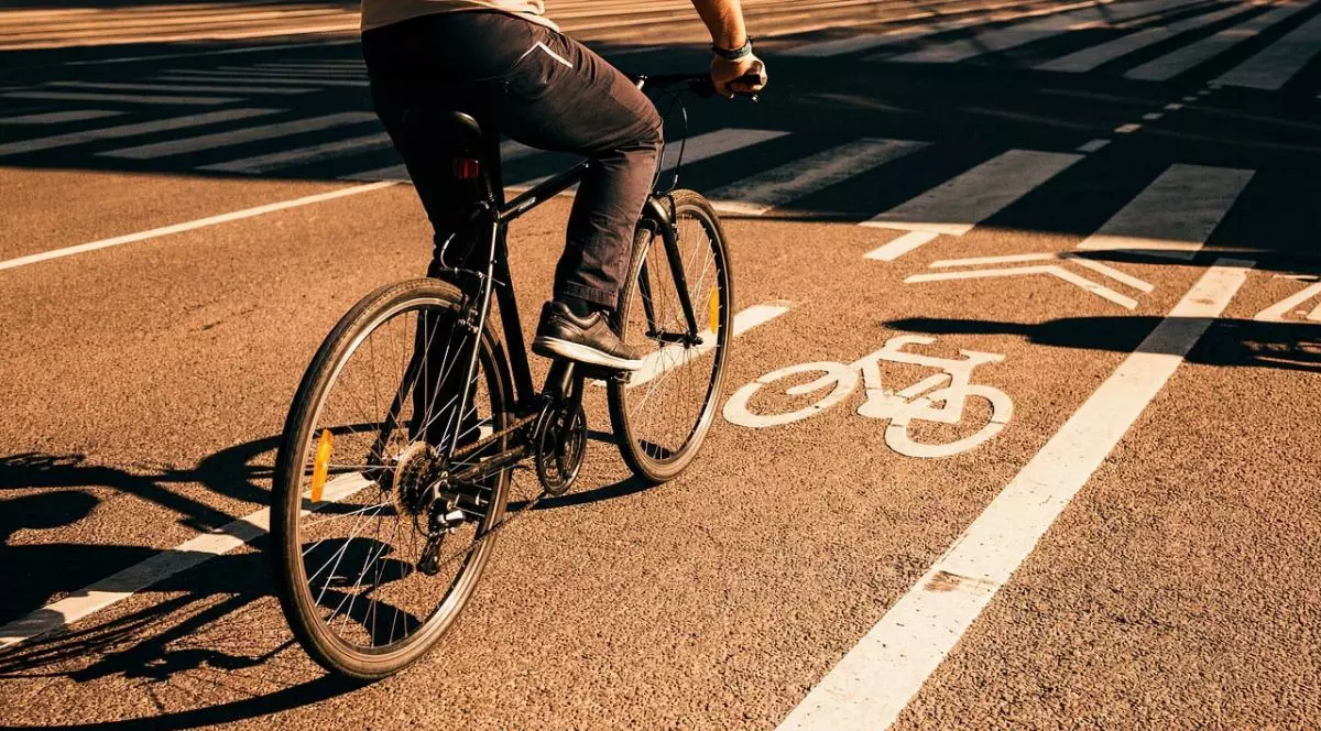 Bicicleta merge pe pista.