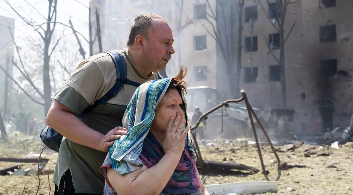 Localnici din Kramatorsk se uită la casa lor distrusă de bombardamente rusești Foto: Profimedia