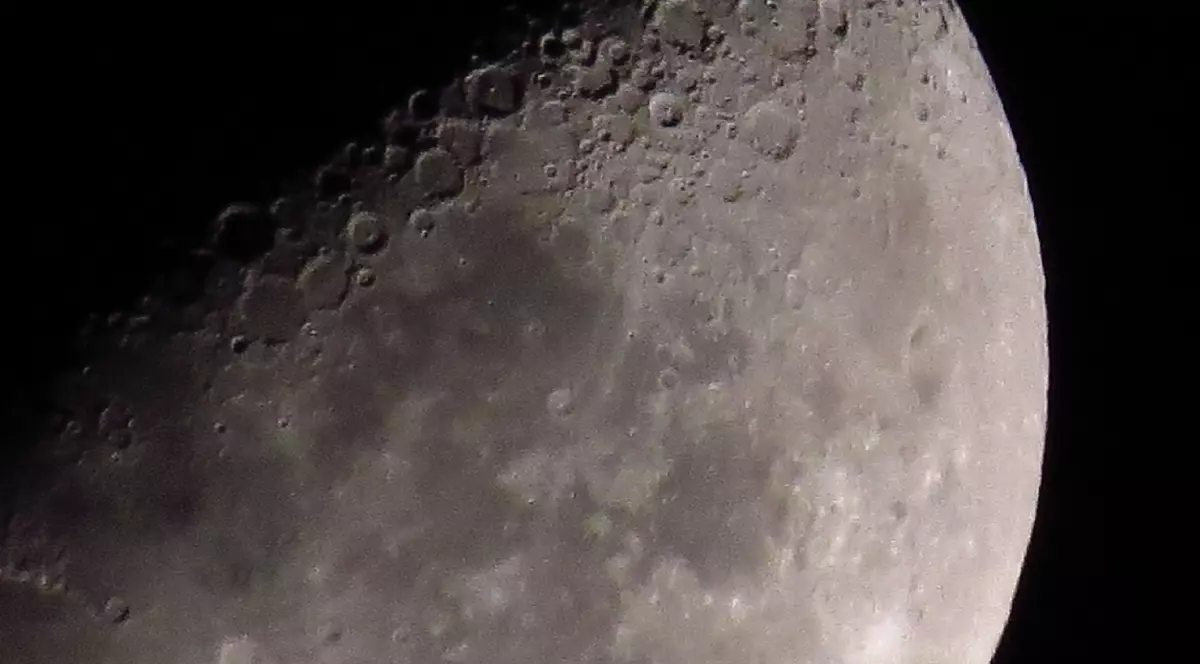 Luna, pe 5 august 2026. Impactul rachetei Falcon 9 a companiei SpaceX cu Luna nu a putut fi observat de mii de oameni care foloseau telescoape și urmăreau transmisiunile live de pe YouTube. Coliziunea a avut loc la ora 06:35 UTC, pe 5 august 2026, în apropierea craterului Einstein.