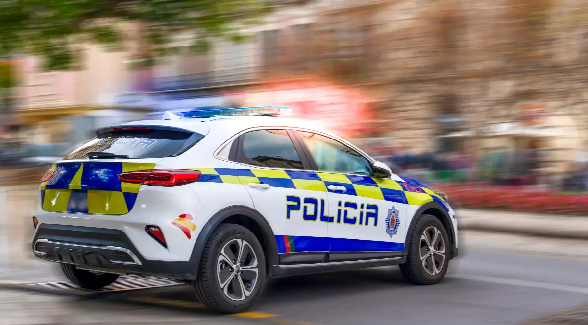 O mașină de poliție pe stradă