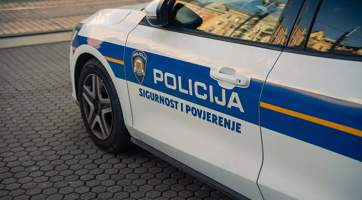 Un logo al unei mașini de poliție croate.