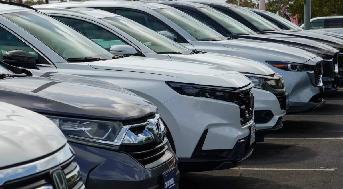 Vehicule de vânzare sunt aliniate la o reprezentanță