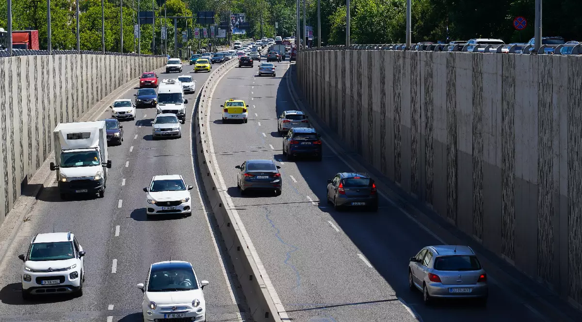 Pasajul Băneasa într-o frumoasă zi de primăvară, cu trafic moderat. - 20 mai 2022